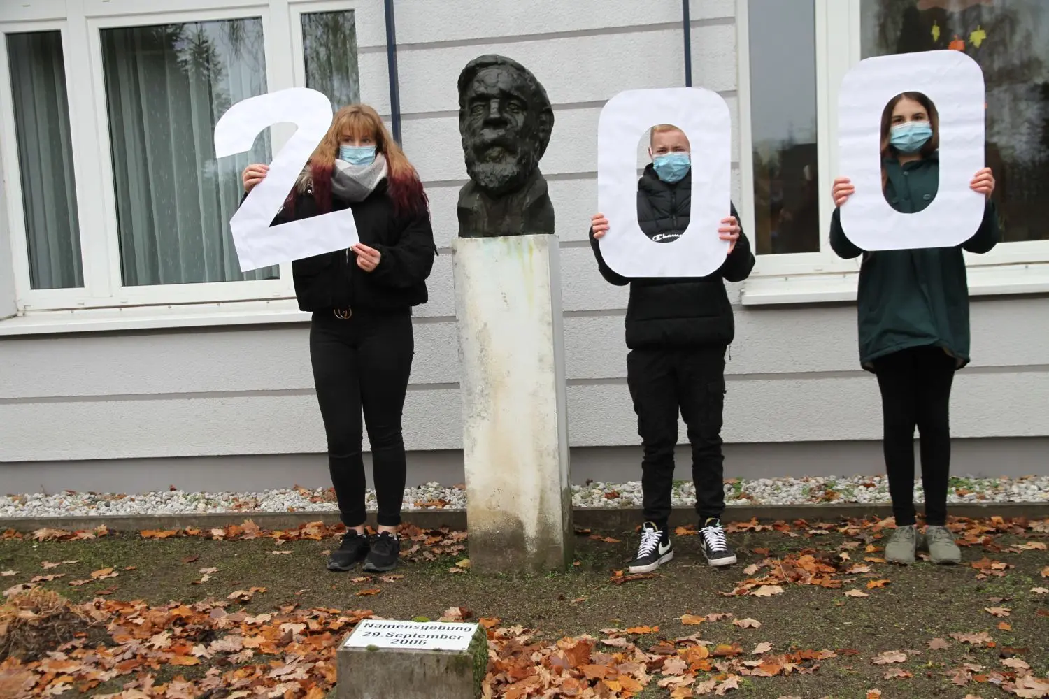 200. Geburtstag: An das runde Jubiläum von Friedrich Engels erinnerten Schüler mit einer Ziffernfolge am Neuhardenberger Denkmal des Philosophen, das 1988 an der Schule eingeweiht wurde, die früher auch seinen Namen trug.
