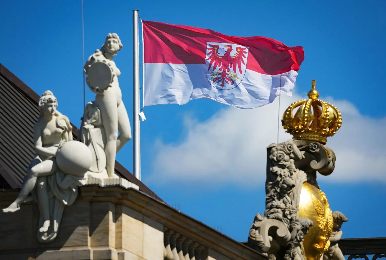 Der Brandenburger Landtag hat mit knapper Mehrheit Änderungen an der Landesverfassung beschlossen. Damit wird unter anderem die Besetzung des Landtagspräsidiums neu geregelt.