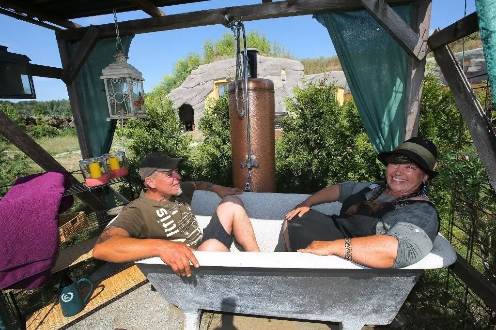 Badewanne unter freiem Himmel: Marina und Dietmar Radow schätzen ein Leben mit der Natur. In den Sommermonaten verlagern sie ihren Alltag seit Jahren komplett nach draußen. Infekte kennen sie seither nicht mehr, sagen die Erdhaus-Erbauer. Selbst ihr Himmelbett steht im Freien. "Wir haben schon geschafft, bis November draußen zu schlafen."