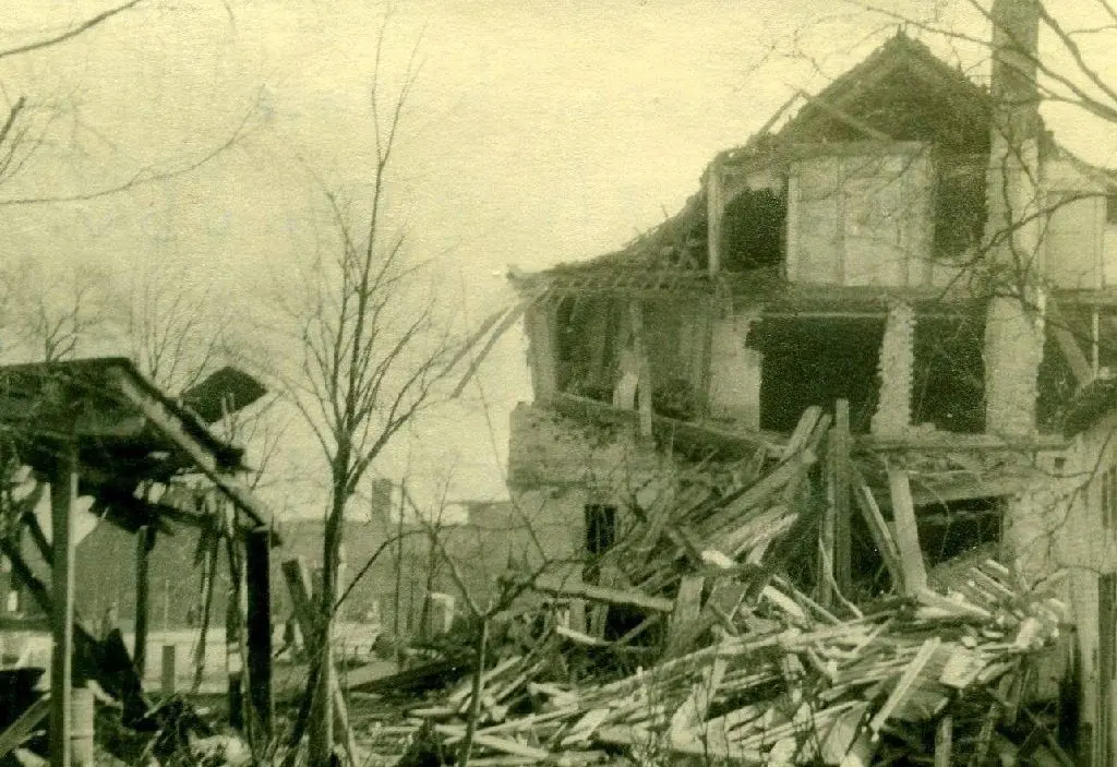 Der damals 19-jährige Charles Robinson lief nach der Bombardierung am 15. März 1945 durch die Straßen in Oranienburg und Lehnitz und hielt die Folgen der Bombardierung in Bildern fest. Er starb 1999. Seine Familie hat uns die Bilder zur Verfügung gestellt. Dieses Bild zeigt die zerstörte Schlächterei Krone an der Lehnitzstraße gegenüber dem historischen Kornspeicher.