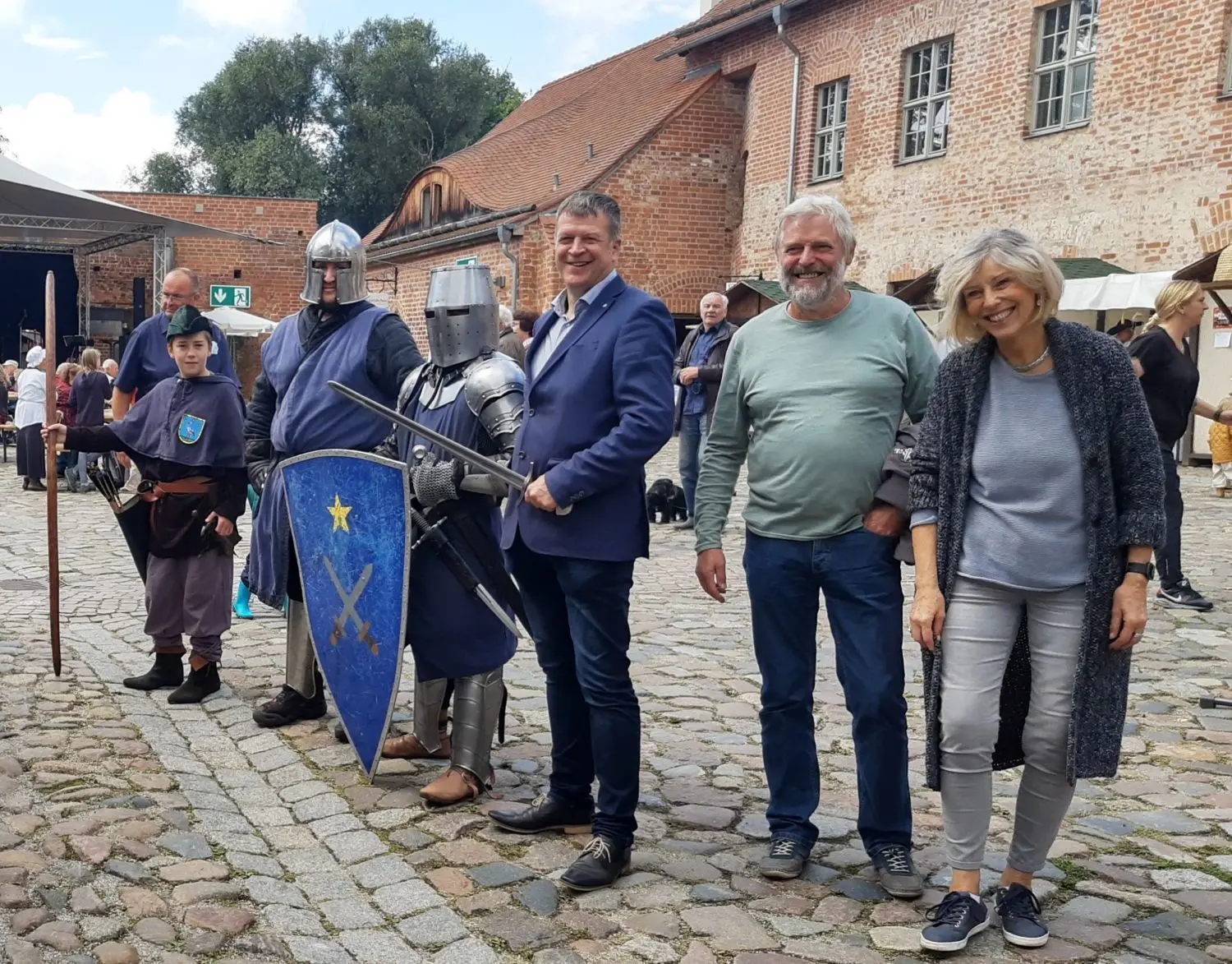 Mit Schwertern und Schild: Friedlands Bürgermeister Maik Koschack (dritter vonn rechts) beim Streletag auf der Burg Storkow mit Besuchern und Mitgliedern der Storkower Burgwache