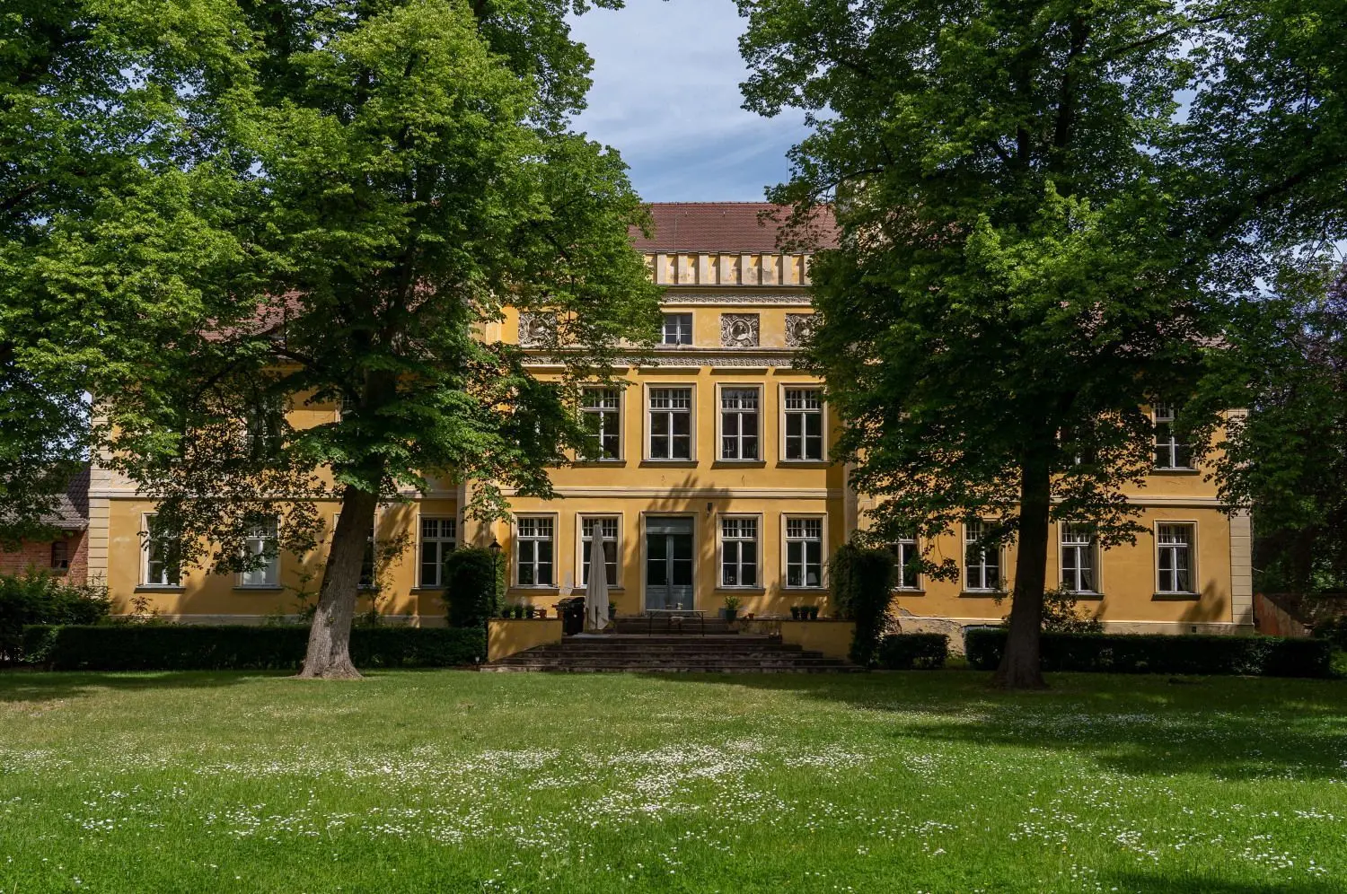 Blick von der Parkseite auf das Schloss.