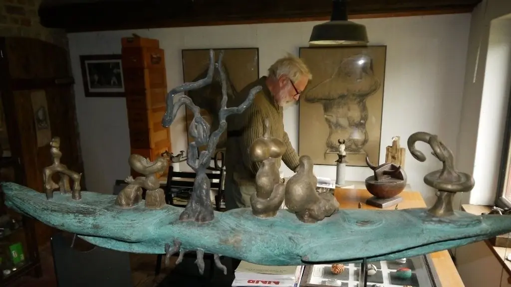 Roland Rother hinter seiner Traumarche: Das Kunstwerk aus Bronze ist zwischen 1990 und 1997 entstanden. Eigentlich sollte daraus ein großes Format werden, dieser Traum reifte jedoch nicht.