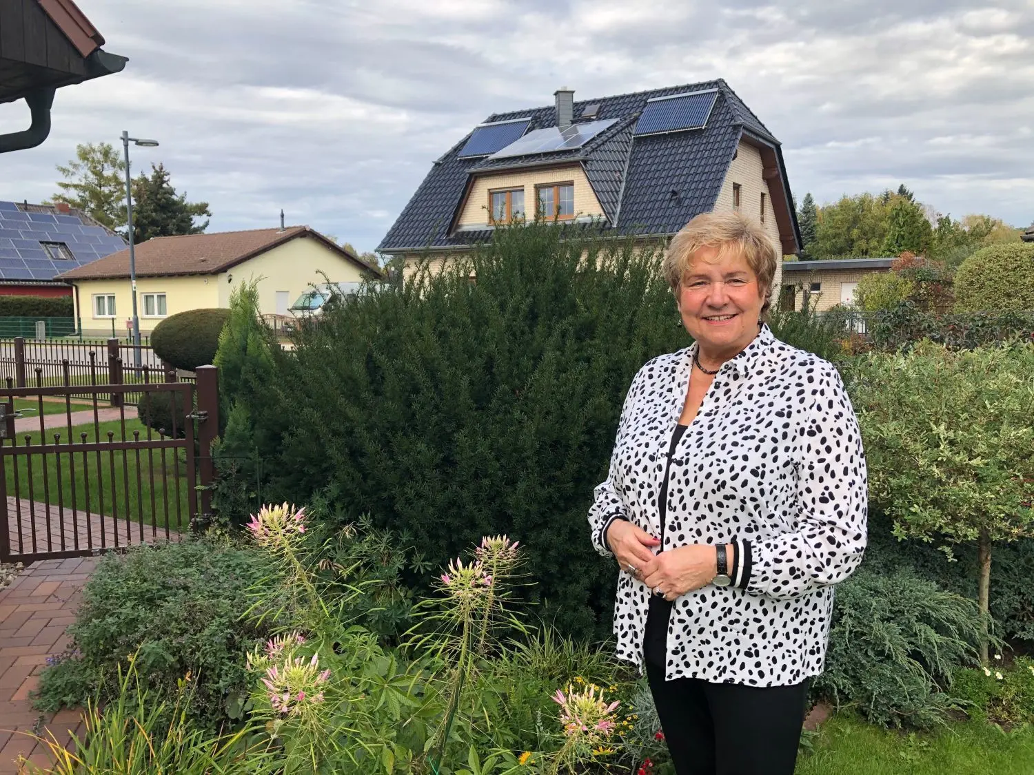 Elisabeth Alter, langjährige Landtagsabgeordnete für Fürstenwalde, in ihrem Garten in Fürstenwalde.