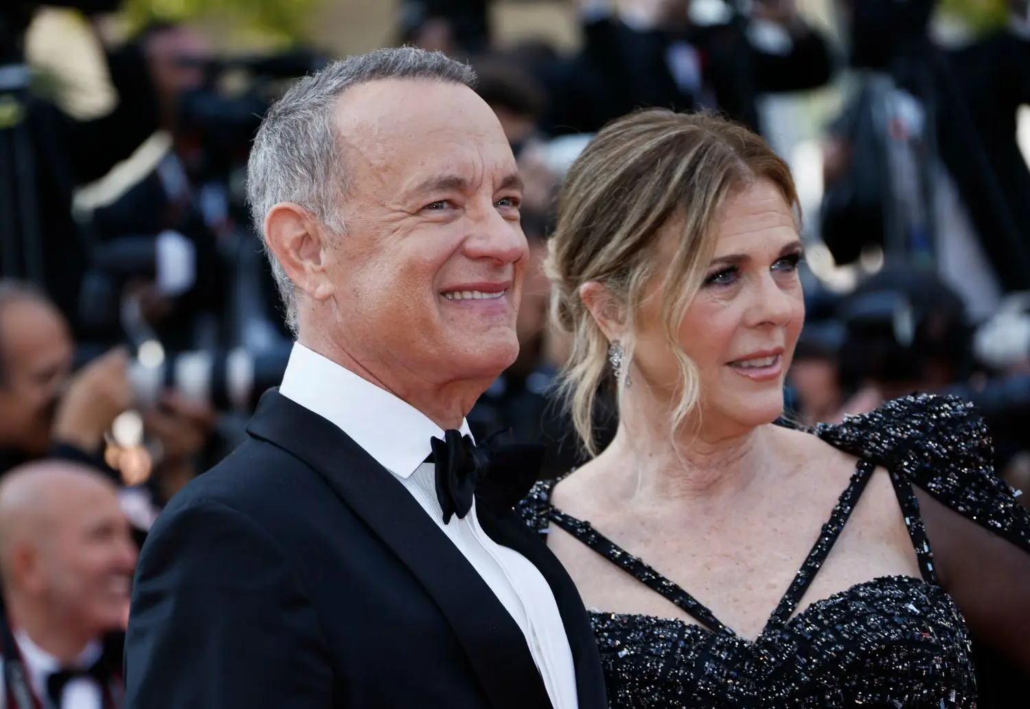 Schauspieler Tom Hanks mit seiner Frau Rita Wilson auf dem Roten Teppich bei den 76. Internationalen Filmfestspielen in Cannes im Mai 2023. Bald soll er Post aus Eisenhüttenstadt erhalten. Der Brief ist unterwegs.