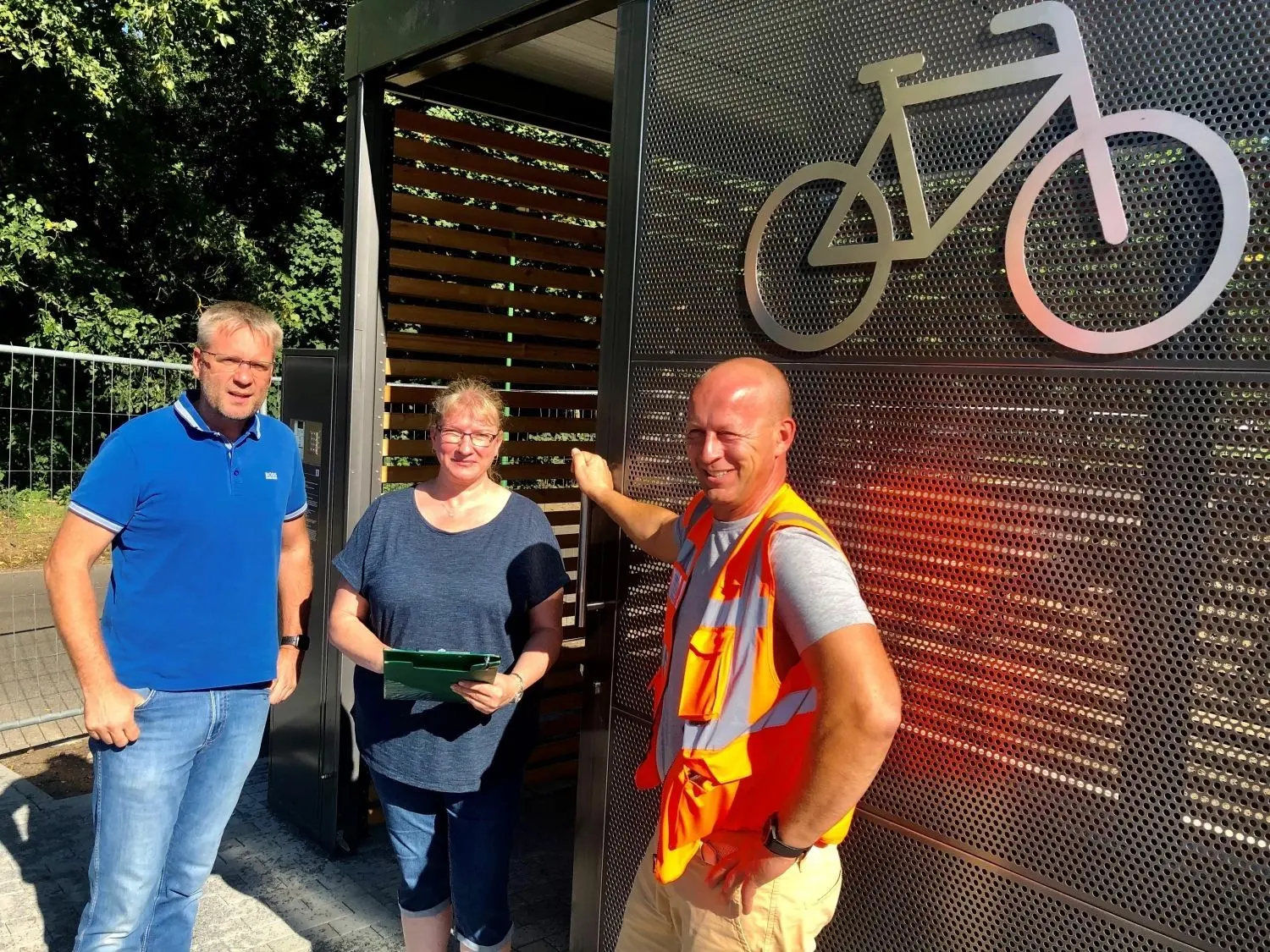 Carsten Bruch, Jennifer Jäger und Dirk Siebenmorgen (v.l.) vor der Abnahme der neuen Parkmöglichkeiten für Räder am Biesenthaler Bahnhof.
