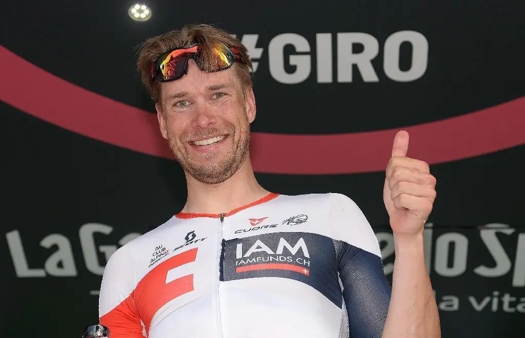 80690091 epa05328898 German rider Roger Kluge of Iam cycling team celebrates on the podium after winning the 17th stage of the Giro d’Italia 2016 cycling race, from Molveno (Trento) to Cassano D’Adda (Milan), Italy, 25 May 2016. EPA/LUCA ZENNARO +++(c) dpa - Bildfunk+++ |