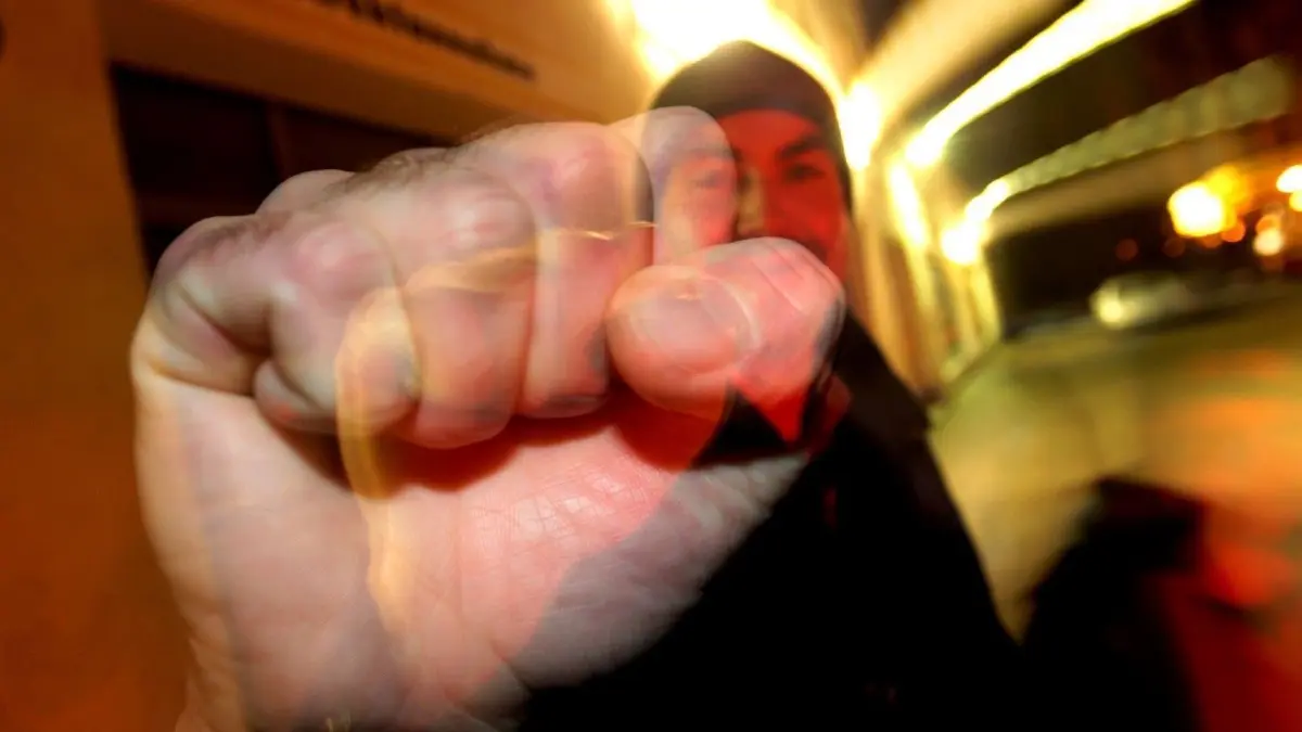 Ähnlich diesem Symbolfoto hat ein Mann aus der Umgebung von Uebigau-Wahrenbrück die Faust in Richtung eines Polizisten erhoben.
Ein junger Mann hebt seine geballte Faust (Foto vom 11.01.2008) (Illustrationsfoto zum Thema Gewalt). In der CDU hält die Empörung über SPD-Fraktionschef Struck an, der dem hessischen Ministerpräsidenten Koch (CDU) wahlkampfbedingte klammheimliche Freude über die aktuellen Fälle von Jugendgewalt unterstellt hatte. Foto: Karl-Josef Hildenbrand dpa/lby (zu dpa 4097) +++(c) dpa - Bildfunk+++Aus nichtigem Anlass zuschlagen: Bei Gewaltexzessen sollten Unbeteiligte auch an die eigene Sicherheit denken. Der Ruf der Polizei ist jedoch Pflicht. Foto: dpaBei steigendem Frust fliegen die Fäuste: Die Polizei ist immer häufiger Blitzableiter für Gewaltausbrüche. Foto: dpaMit gezielten Faustschlägen und Knietritten hatte der 25-jährige Kampfsportler vier Polizeibeamte außer Gefecht gesetzt. Symbolfoto: dpa