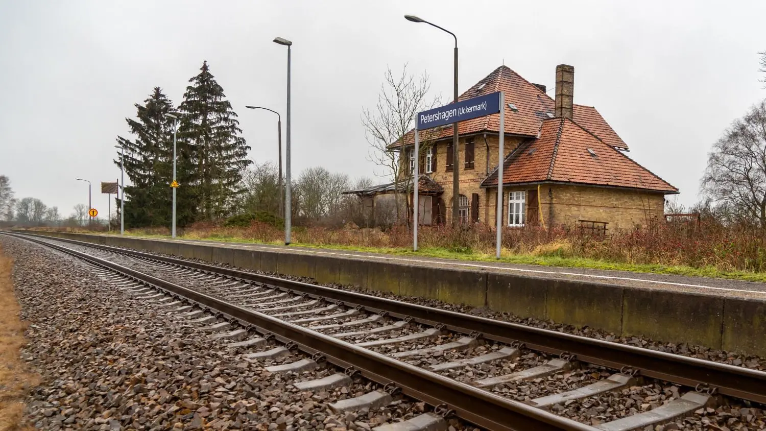 Heftig umstritten: Der Bahnhof Petershagen kurz vor der Grenz zu Polen an der Bahnstrecke Berlin-Stettin soll geschlossen werden. Doch Anwohner wehren sich.