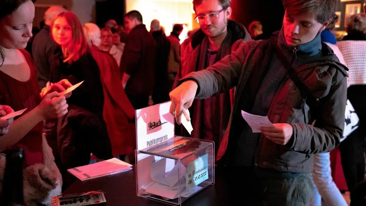 Entscheidung durchs Publikum: Beim Filmfest Eberswalde bestimmen die Besucher mit ihrer Stimmabgabe über die Preisvergabe in den vier Kategorien. Das Haus Schwärzetal war an den meisten Abenden der 19. Provinziale gut besucht.
Haus Schwärzetal in Eberswalde, Abstimmung für den Publikumspreis des 19. Filmfestes