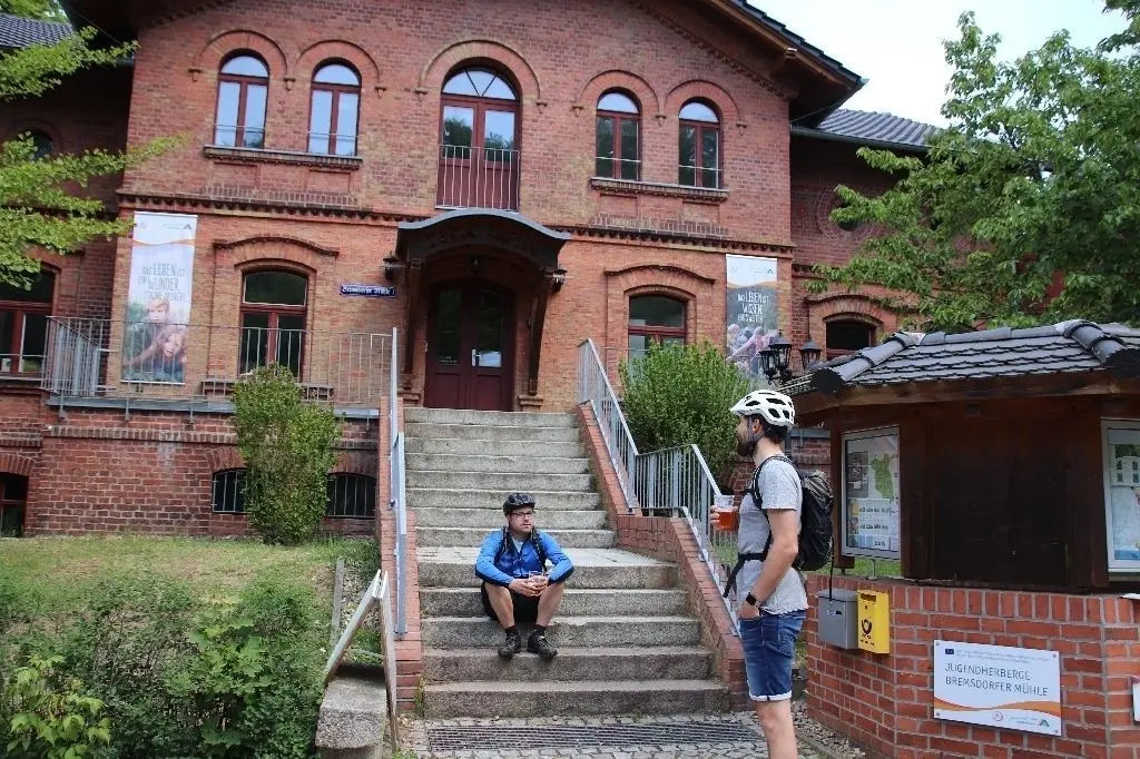 Rasten vor verschlossenen Türen: zwei Rad-Touristen am Herrentag vor dem Eingang zur Jugendherberge Bremsdorfer Mühle. In einer Woche ist dort nach zwei Monaten Zwangspause wieder geöffnet.