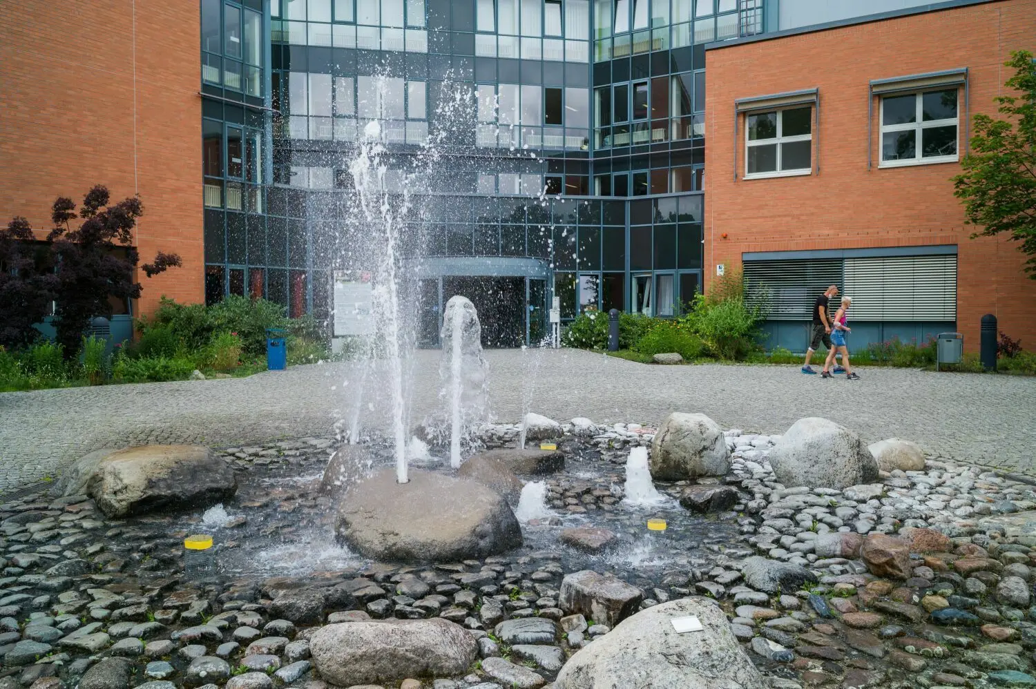 Der Springbrunnen am Oder-Spree-Krankenhaus in Beeskow sprudelt und sorgt für Erfrischung. Das Haus besteht jetzt seit 25 Jahren. Das wird im September gefeiert.
