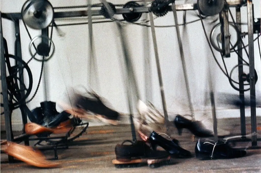 In Bewegung: "Wanderungen durch die Mark Brandenburg – Installation auf Vontanes Fersen" (1996) von Maren Strack