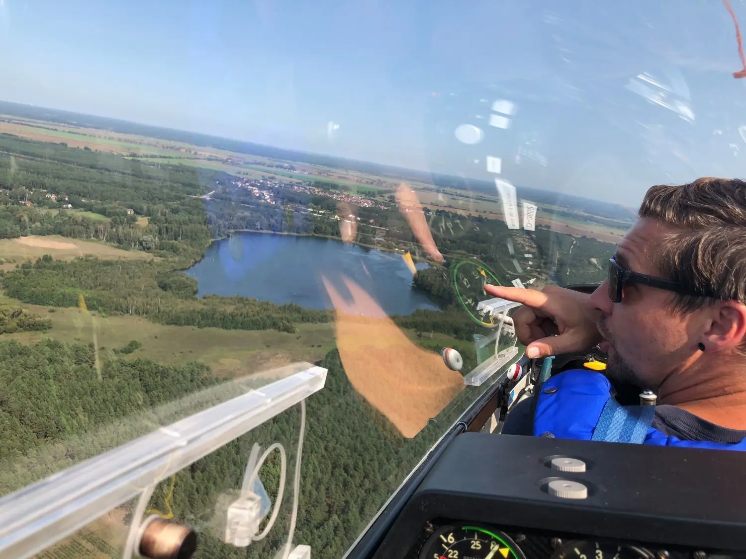 Spannende Aussichten: Der Vereinsvorsitzende Sebastian Bode zeigt beim Rundflug den Pohlitzer See.