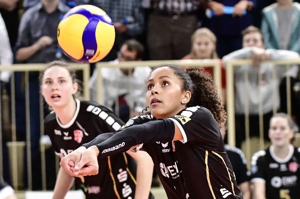 Konzentrierter Blick zum Ball: Zuspielerin Denise Imoudu baggert im Trikot des SC Potsdam.