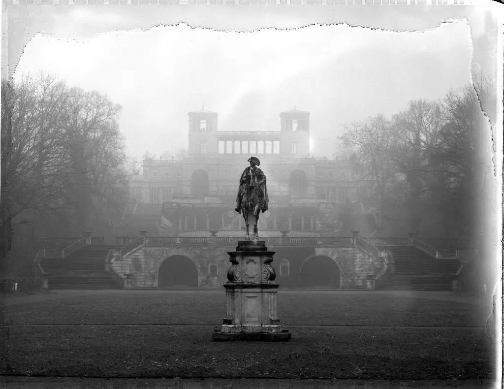 König vor dem Nebel: Reiterstandbild Friedrichs II. vor dem Orangerieschloss (2005)