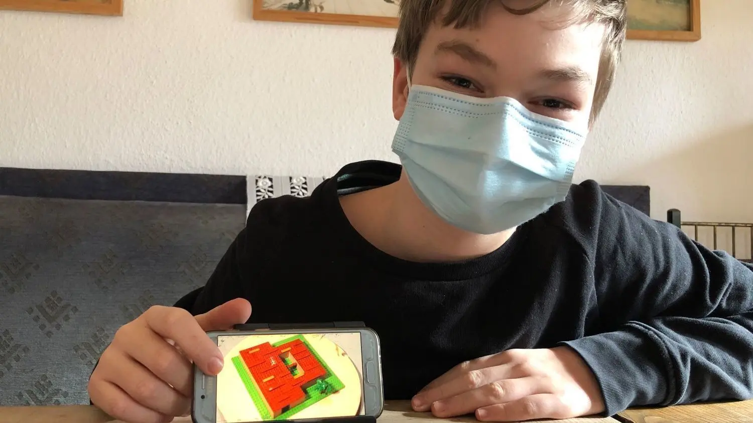 Arne Schönberg aus Gutengermendorf hat zu Hause mit Legos eine Seuchenbaracke nachgebaut. Im Stop-Motion-Verfahren entsteht auch ein Überblick durchs Innere.