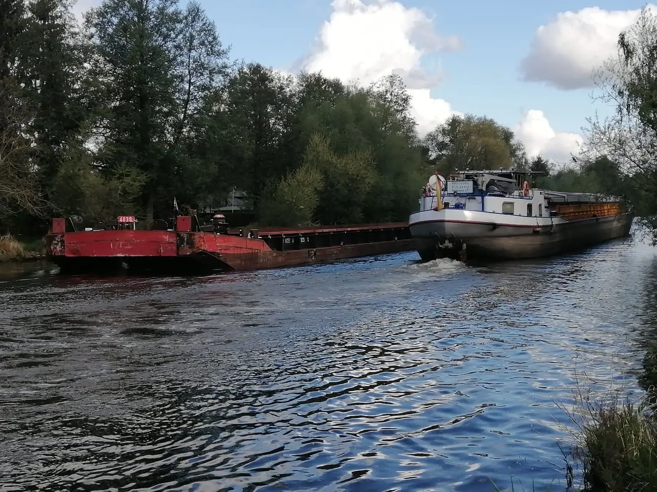 Passt gerade so: Zwei Güterschiffe begegnen sich auf dem Oder-Havel-Kanal zwischen Oranienburg und Lehnitz.
