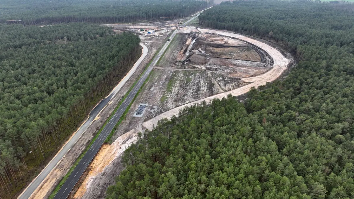 Die neue Kreuzung bei Kahren sieht aus wie ein Ohr im Wald. Die besondere Konstruktion ermöglicht Auf- und Abfahrten ohne Ampeln.
Luftaufnahme vom 18. April 2023
Baustelle der Ortsumfahrung Cottbus in der Nähe von Kahren