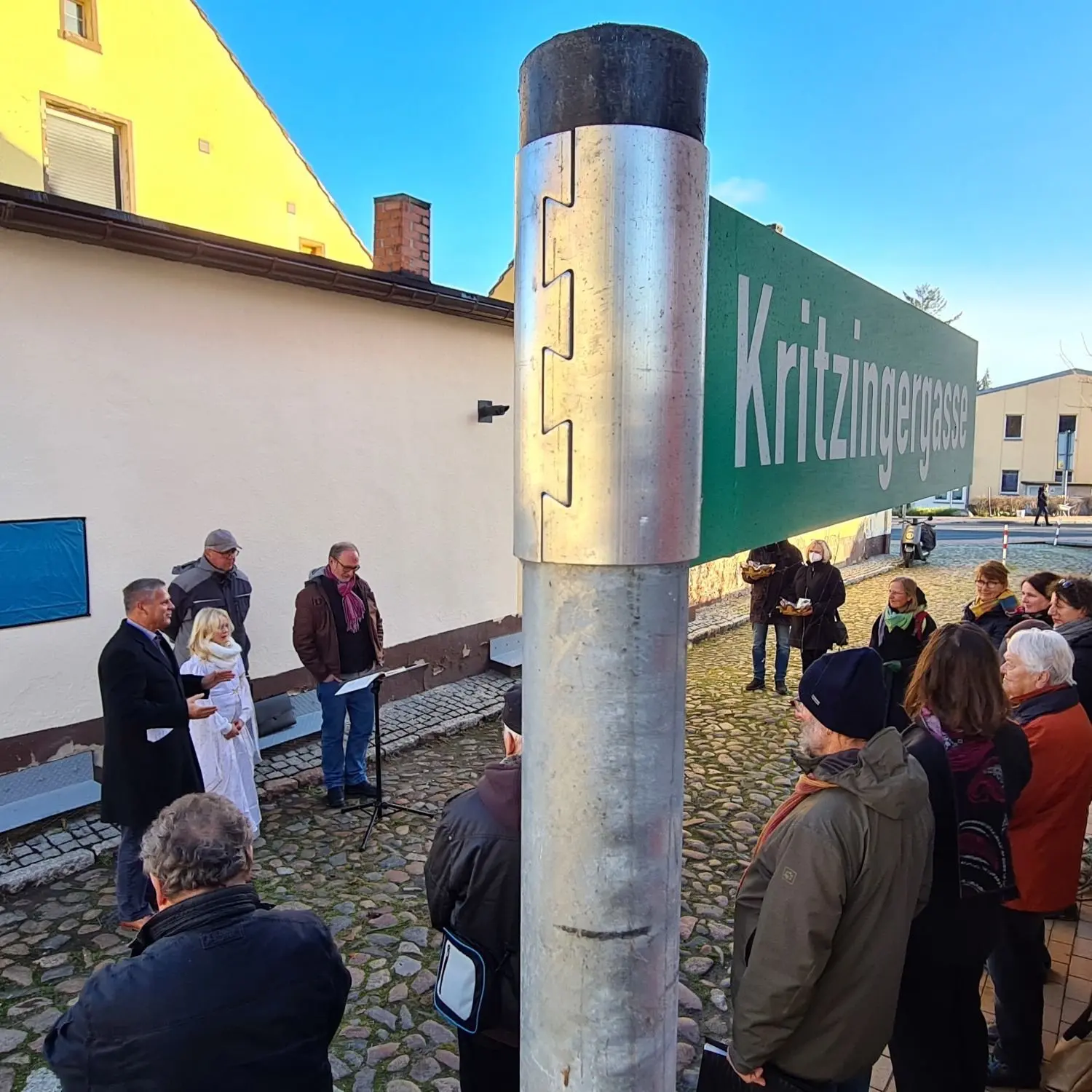 Endlich hat die Gasse im Lehniner Zentrum einen Namen und erinnert an die in Lehnin geborenen Schöpfer des Weihnachts-Welthits „Süßer die Glocken nie klingen“.