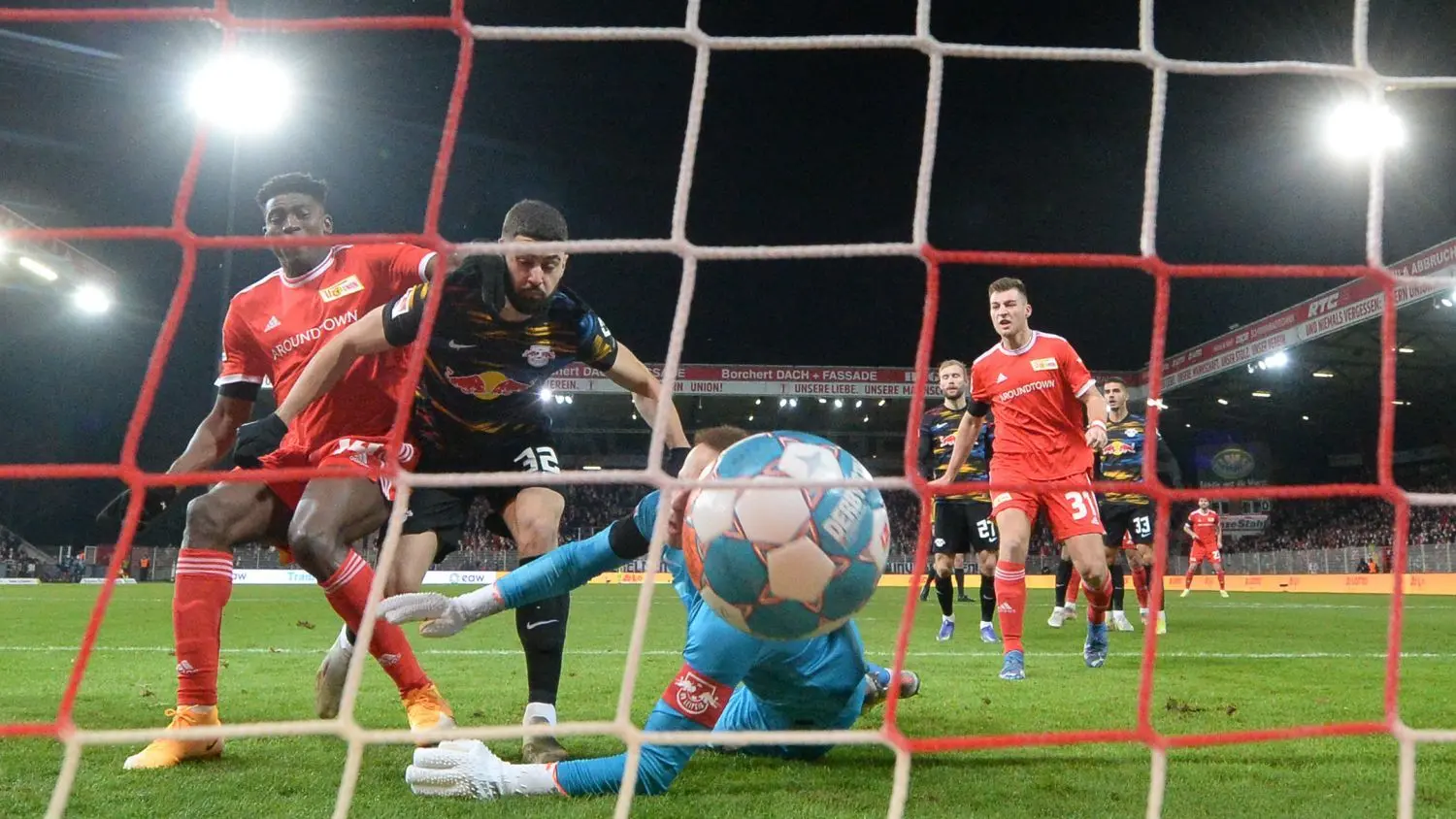 Bereits nach sechs Minuten traf Taiwo Awoniyi (l.) zur Führung für Union Berlin gegen RB Leipzig.