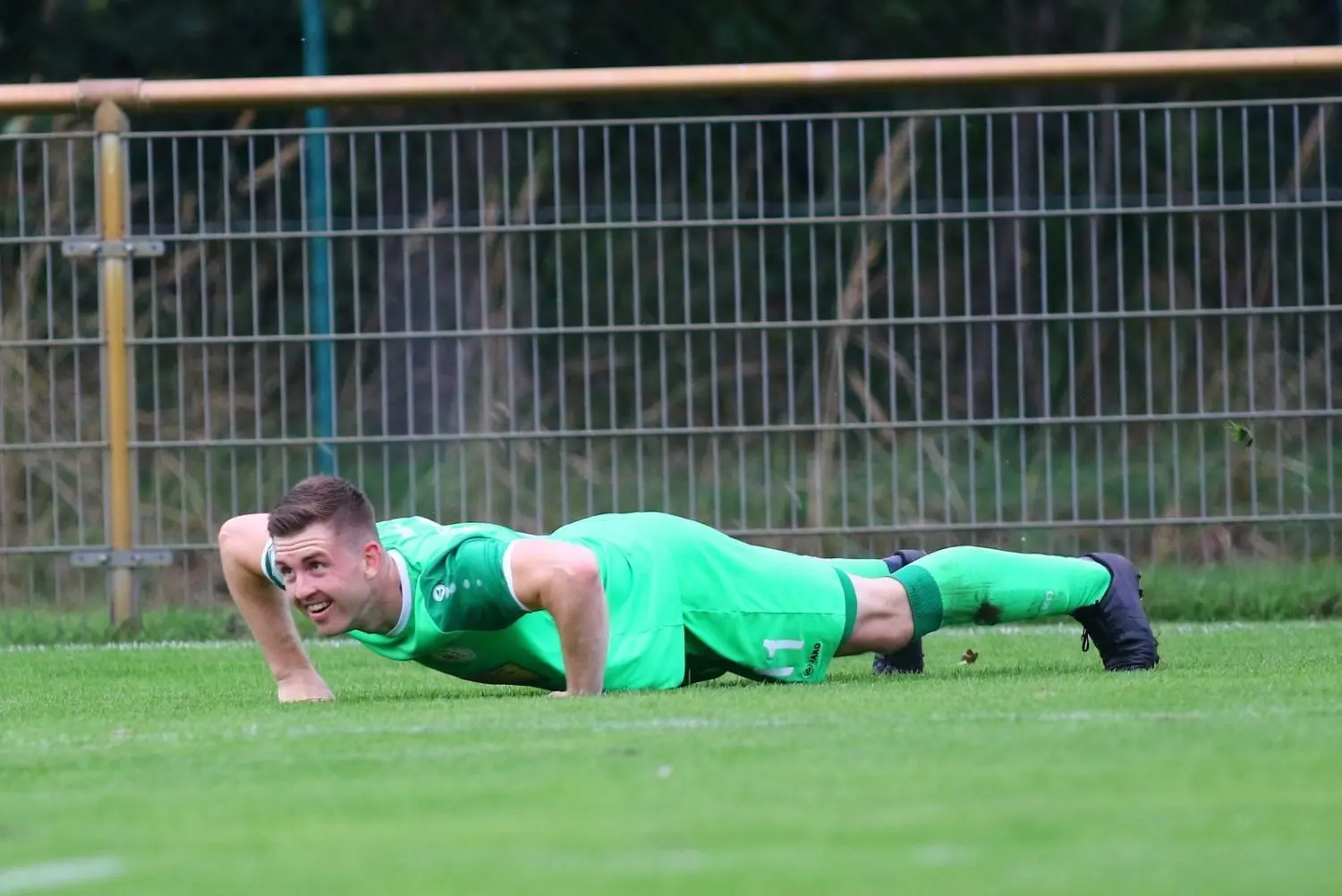 Der Mann für außergewöhnliche Aktionen: Patrick Richter wollte im Fall eines Doppelpacks in Altlüdersdorf Liegestütze auf dem Platz zeigen. Seine Ankündigung setzte der Torjäger aus Werder nach einer Stunde Spielzeit um.