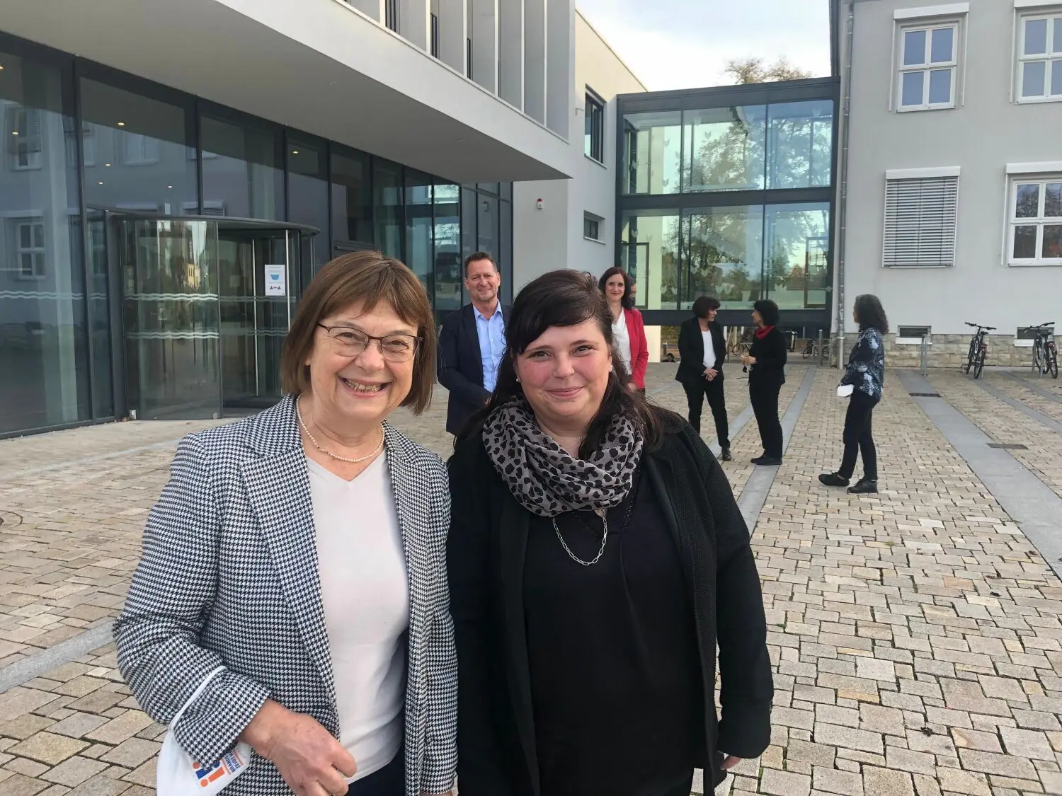 Brandenburgs Sozialministerin Ursula Nonnemacher besuchte am Donnerstag auf ihre „Pflege-vor-Ort-Tour" Hohen Neuendorf. Dort traf sie auch die Seniorenlotsin der Stadt, Sabrina Bethke (r.). Sie berät seit Jahrebeginn die älteren Einwohner und deren Angehörige.
