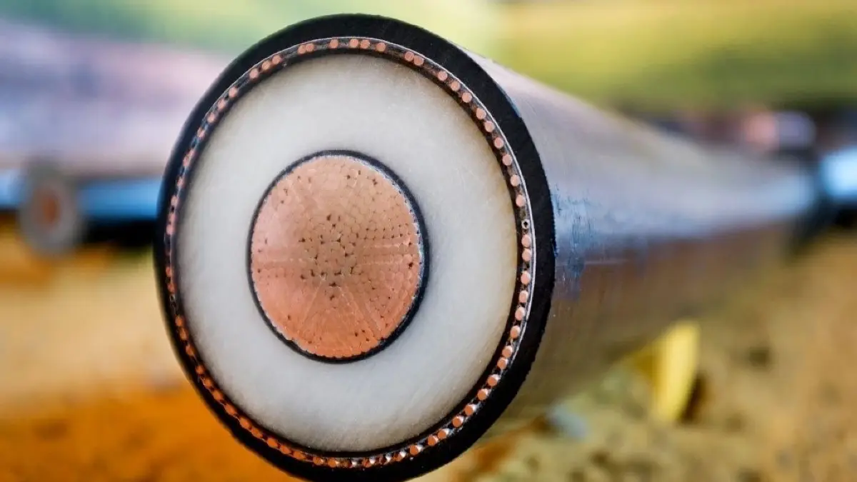 Symbolbild
ARCHIV - 06.09.2015, Nordrhein-Westfalen, Düsseldorf: Erdkabel von Amprion werden ausgestellt. Der Ausbau der Stromnetze im Zuge der Energiewende kommt voran - aber nur langsam. Von erforderlichen 7700 Kilometern im deutschen Übertragungsnetz sind aktuell 1100 Kilometer gebaut - vor einem Jahr waren es 950. Das teilte die Bundesnetzagentur auf Anfrage der Deutschen Presse-Agentur mit. Foto: Martin Gerten/dpa +++ dpa-Bildfunk +++