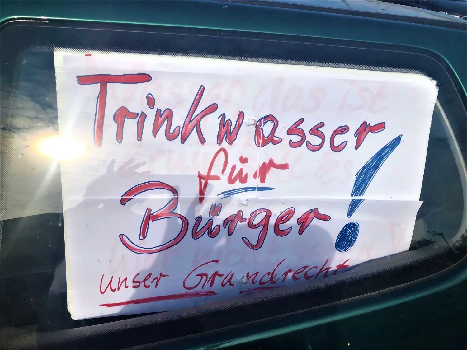 Frage ums Trinkwasser:  Protestplakat vor der Stadthalle Erkner. Drinnen findet die Anhörung zum Bau des Tesla-Werkes in Grünheide statt.