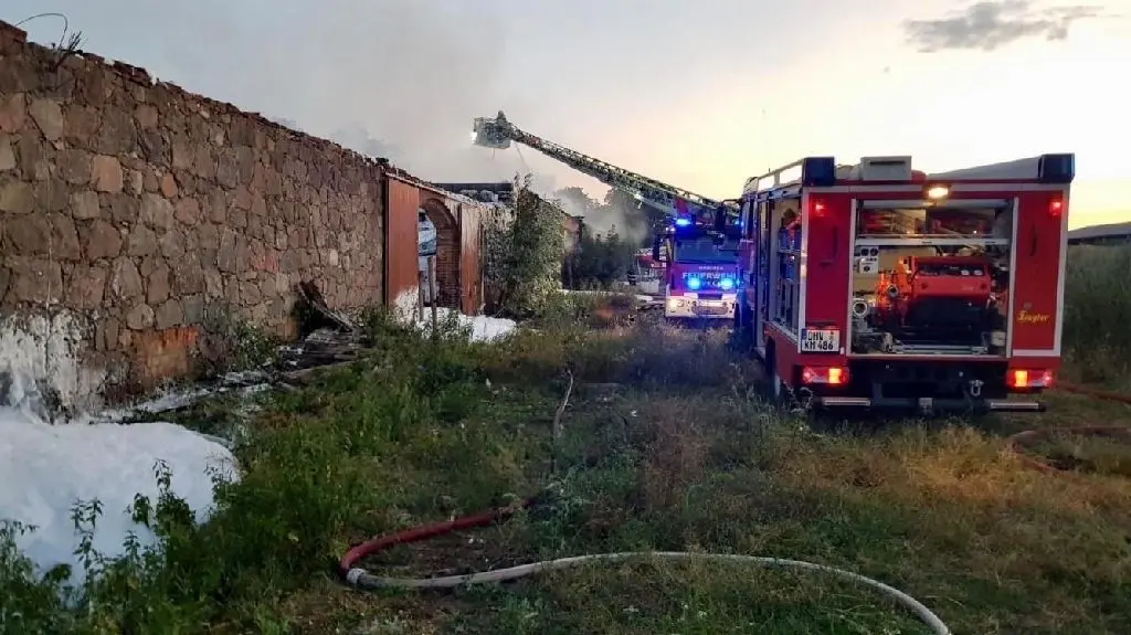 Zwei Scheunen konnte die Feuerwehr nicht mehr retten. Die Einsatzkräfte werden noch bis Donnerstagabend vor Ort sein.