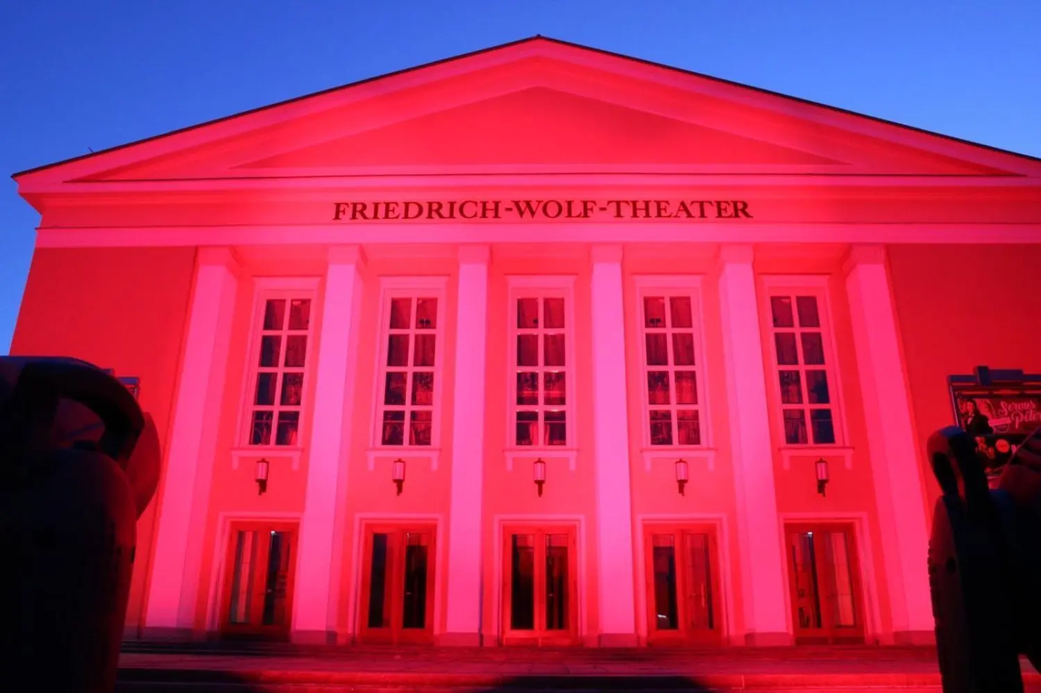 Night of Light: Das Friedrich-Wolf-Theater in Eisenhüttenstadt wurde im Sommer rot angestrahlt, um auf die Notlage der Künstler und der Veranstaltungsbranche hinzuweisen.