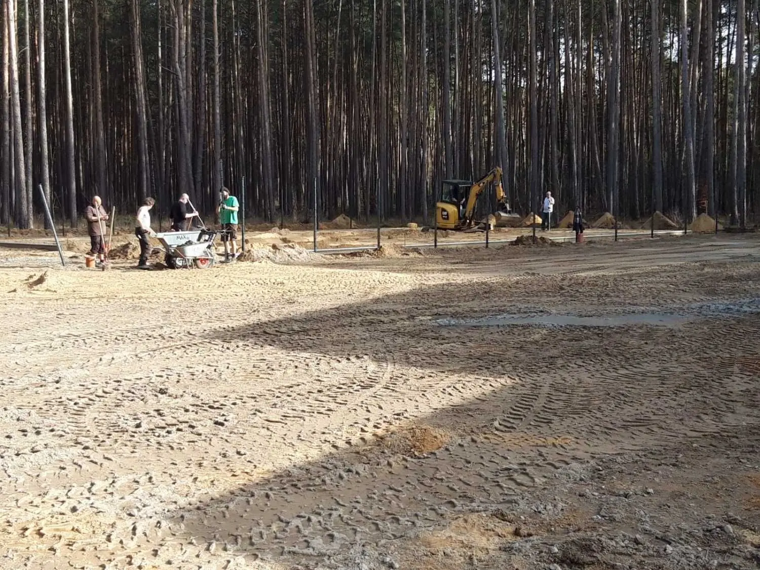 Nach einer witterungsbedingten Baupause laufen die Arbeiten am neuen Sportplatz neben dem Schulcampus in Fichtenwalde weiter.