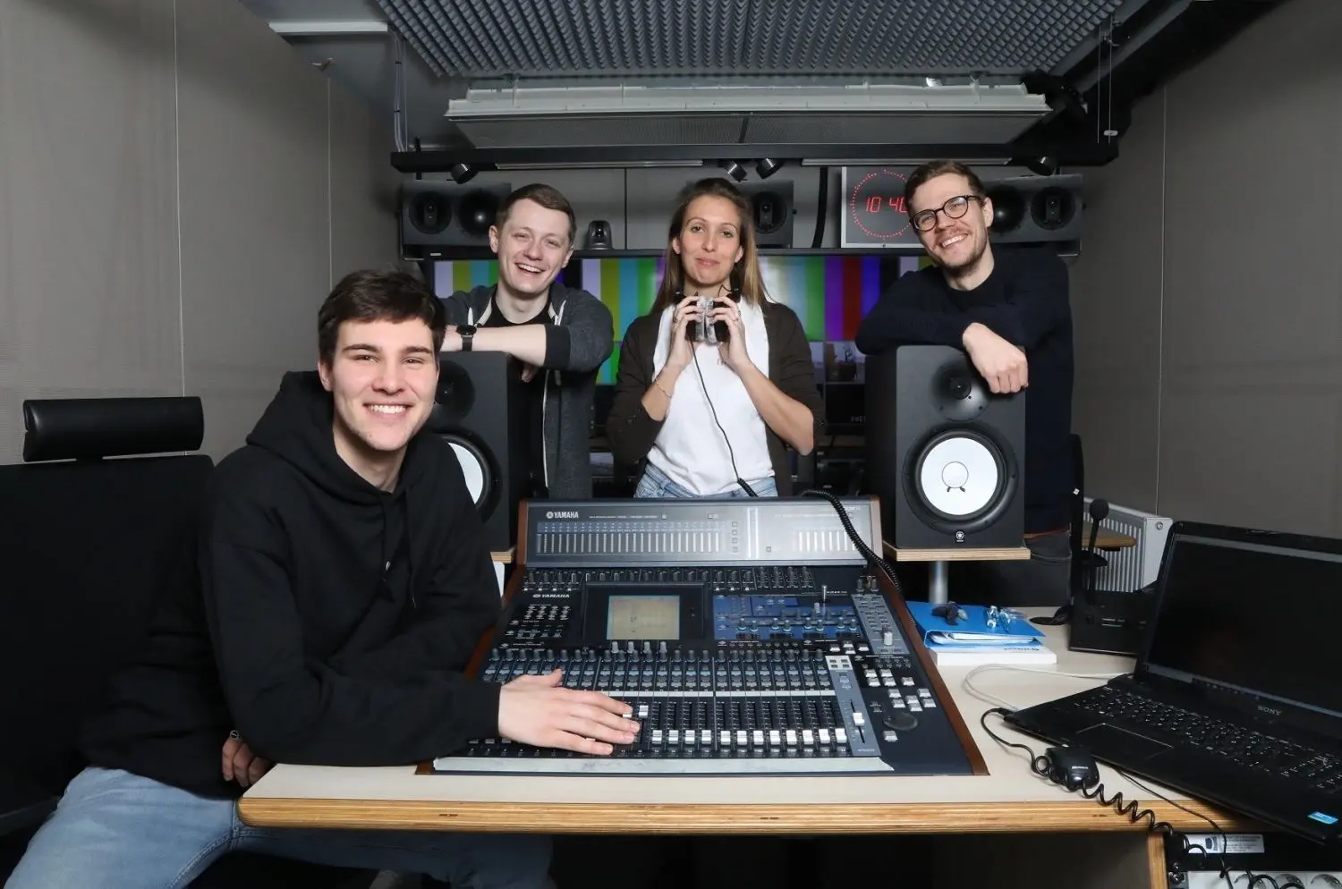 Im neuen MOZ-Podcast "Dit is Brandenburg" erzählen Lukas Grybowski, Jaqueline Westermann und Thomas Sabin (v.l.) jetzt alle zwei Wochen Geschichten von Land und Leuten aus der Region. Chris Redlich (vorne) übernimmt den Schnitt.