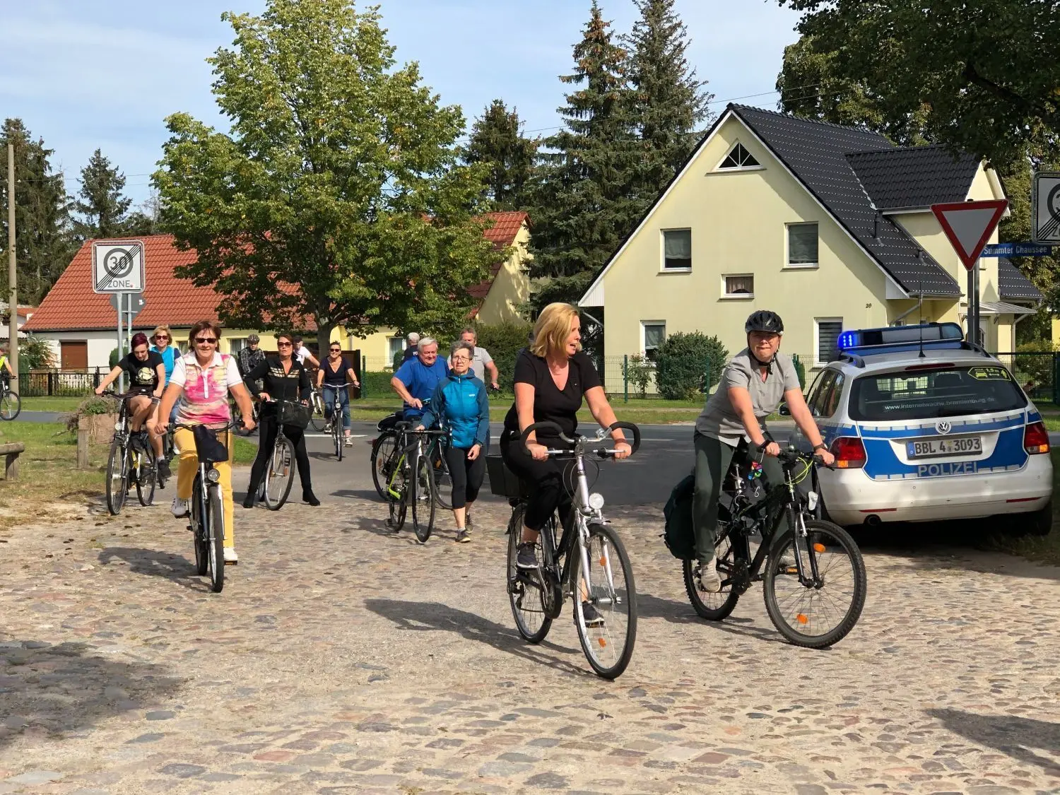 Die Bürgerinitiative Radweg 21 demonstrierte mit einer Sternfahrt nach Wensickendorf. Dort unterschrieben die Ortsvorsteher von Kreuzbruch, Zehlendorf, Schmachtenhagen, Wensickendorf, Zühlsdorf und Mühlenbeck eine Petition an den Landtag. Hier kommen gerade die Zehlendorfer an.