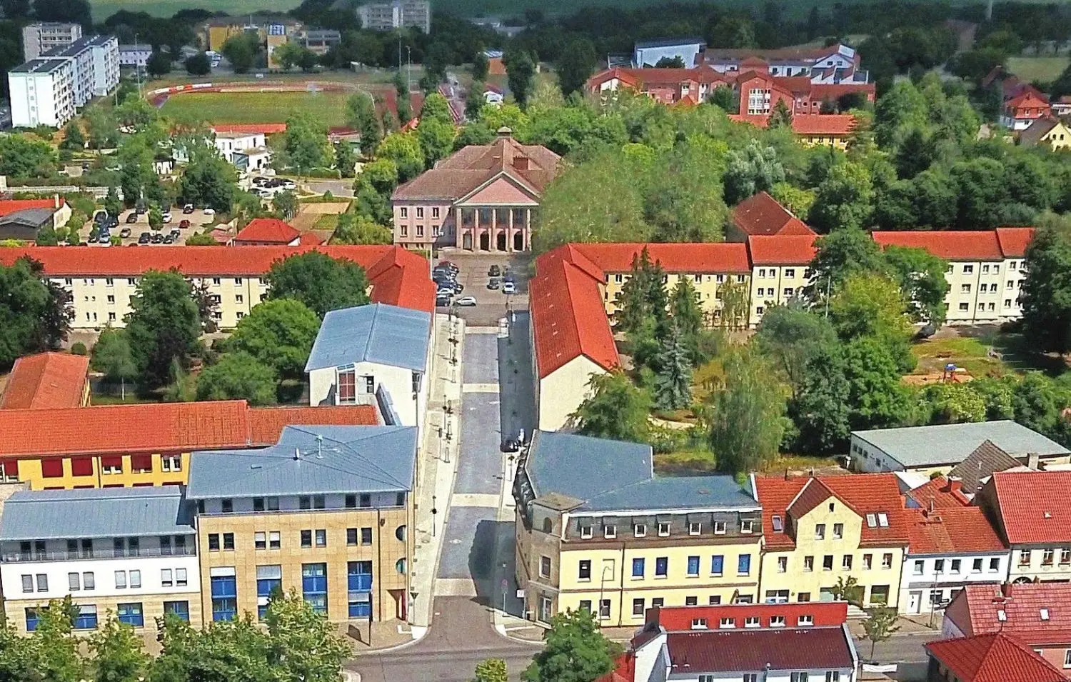 Blick auf die Breite Straße in Seelow im Juli 2020: Vom Westen her gesehen wird der Blick auf das Kulturhaus von den 1951 gebauten Häusern eingeengt.