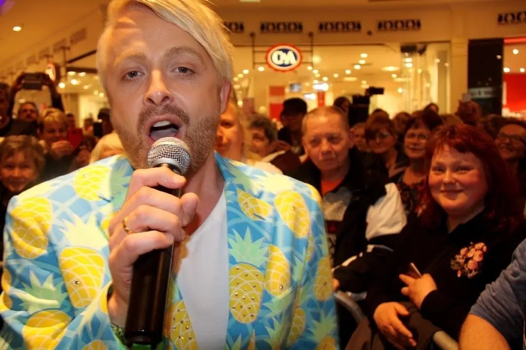 Ross Antony ist eine Frohnatur! Er reißt das Publikum mit wie nur wenige Künstler und bleibt ihm so nahe wie kein anderer. Das Publikum in der Galerie feierte ihn und kräftig mit.
