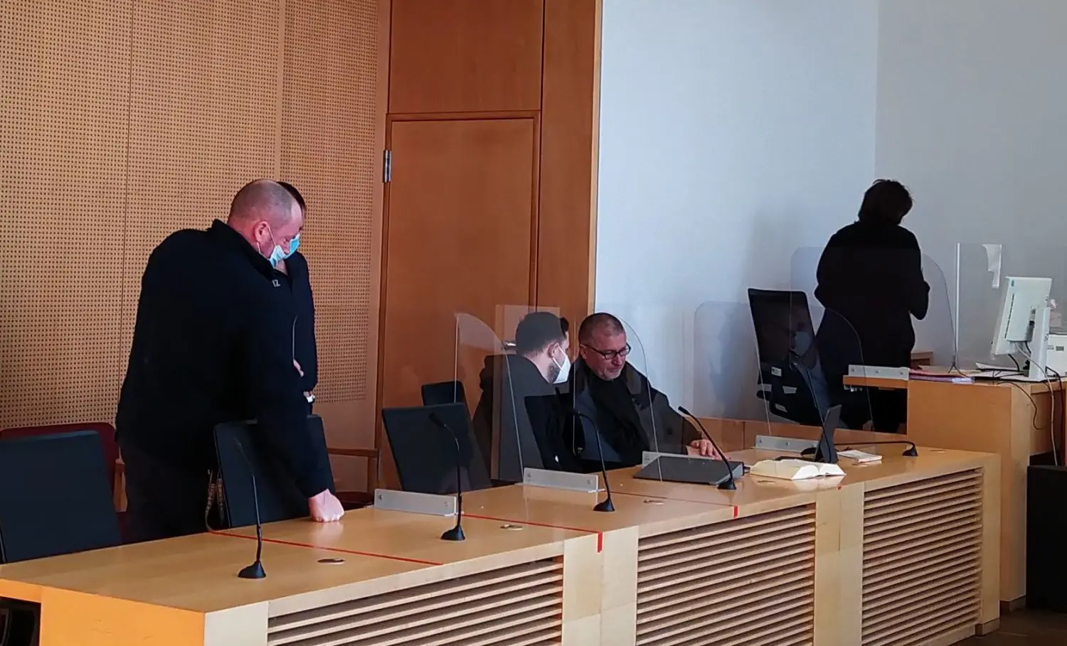 Nach der Urteilsverkündung: Der Verurteilte Marvin H. berät sich mit seinem Anwalt.