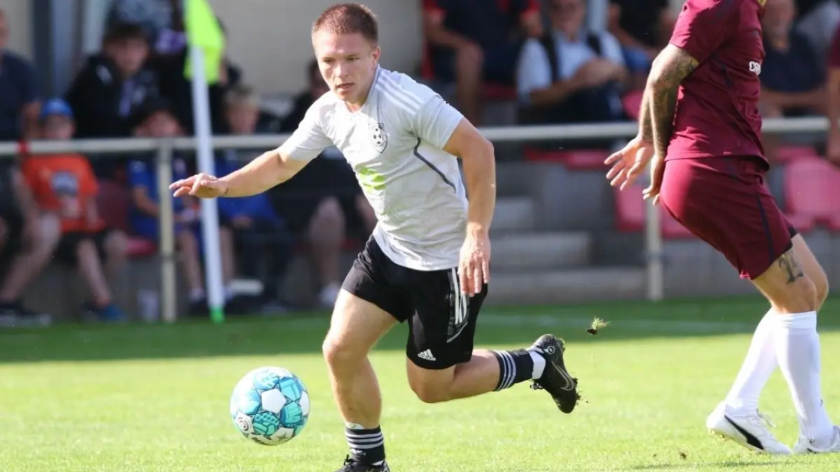 Samir Mahmutagic stehengelassen: Tim Dethloff (am Ball) ist einer der auffälligsten Offensivspieler in der Elf von Aufsteiger Fortuna Babelsberg.
Saison 2023/2024 Fußball Brandenburgliga Oranienburger FC gegen Fortuna Babelsberg 1:0
Tim Dethloff und Samir Mahmutagic