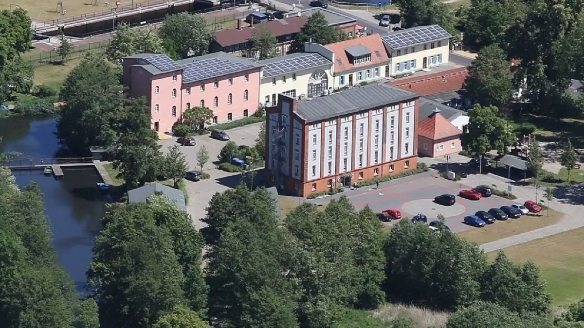 Zentrale der Gemeinde: Am Erzbergerplatz in Finowfurt verwalten rund 50 Mitarbeiter mit dem Bürgermeister an der Spitze die neun Ortsteile mit ihren 10354 Einwohnern.
Luftbild vom Finowfurter Zentrum mit Erzberger Paltz und Finowkanal vom 05.06.2015
Foto:MOZ/Thomas Burckhardt