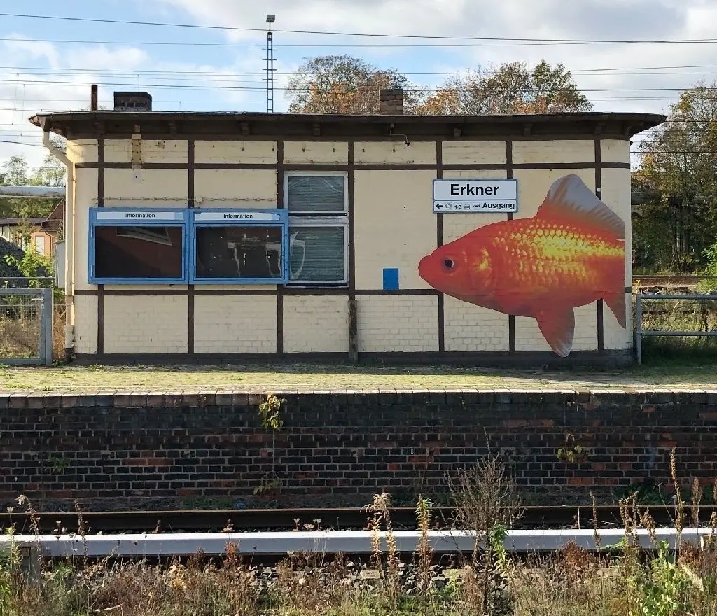 Phantasie am Bahnhof: Der Goldfisch am Aufsichtshaus ist Teil der Aktion "Along the Lines".