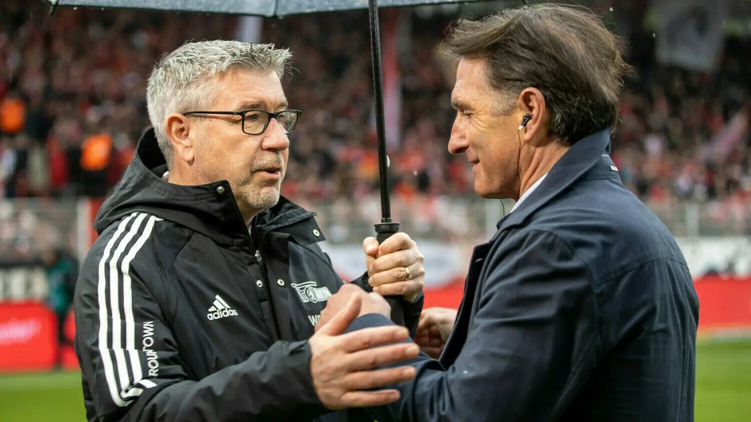 Während Berlins Trainer Urs Fischer (l.) mit seiner Mannschaft in Richtung Champions League stürmt, bedeutete die Niederlage für Bruno Labbadia und den VfB Stuttgart einen neuerlichen Rückschlag im Abstiegskampf der Fußball-Bundesliga.