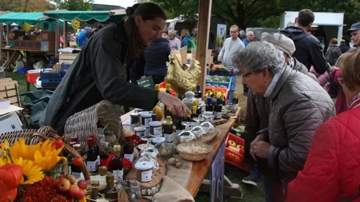 Herbstzauber an der Blumberger Mühle. Über 60 Aussteller präsentieren einen bunten Markt der Vielfalt mit heimischen Produkten, wie hier Saskia von Hahn von der Ölmühle Blankensee.
Tag der Regionen: Herbstzauber an der Blumberger Mühle. Über 60 Aussteller präsentieren einen bunten Markt der Vielfalt mit heimischen Produkten, wie hier Saskia von Hahn von der ölmühle Blankensee.