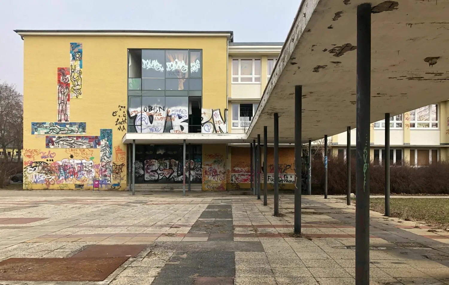 Andere Seite auf dem Platz der Jugend – die ehemalige Schule V. „Juri Gagarin“. Architektonisch ein Meisterwerk, nun Ziel von Vandalismus.