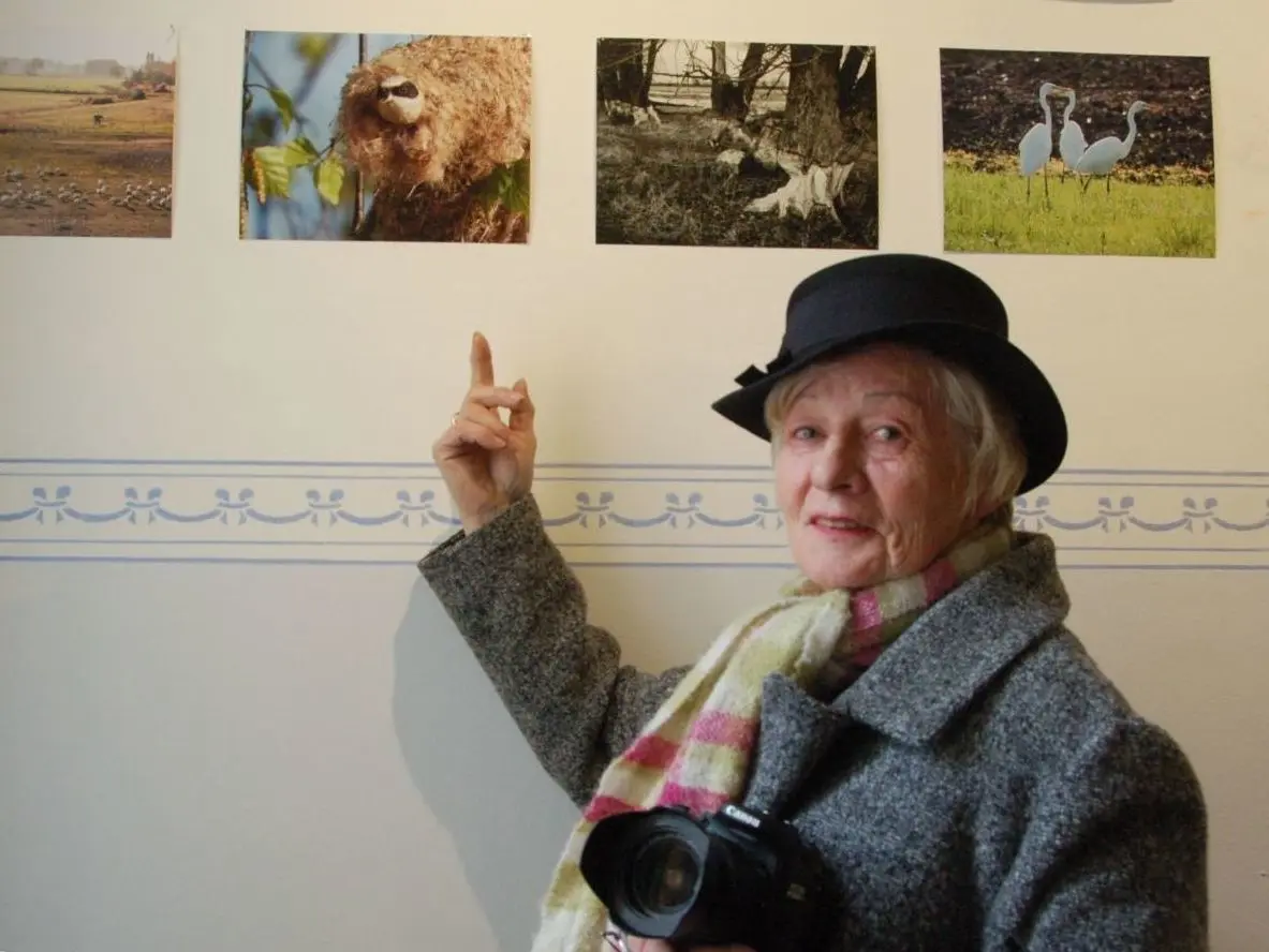 Stolz: Naturfotografin Renate Melz aus Neureetz freut sich, dass ihr Foto von der Beutelmeiste es ins Schloss Altranft geschafft hat.