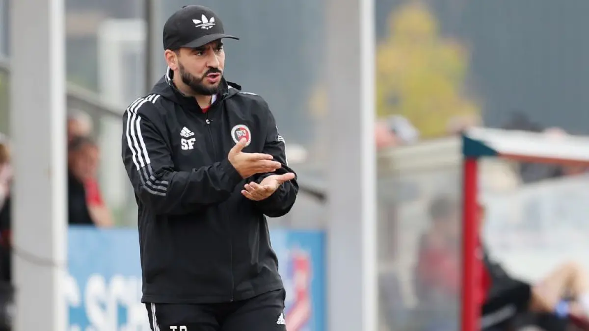 Neustadts Trainer Silvano Fiore (rechts) agierte lautstark beim FC Schwedt an der Seitenlinie.
SChwedt, 22.10.22, FB LL, 8. ST FC Schwedt - Schwarz-Rot Neustadt, Neustadts Trainer Silvano Fiore (rechts)