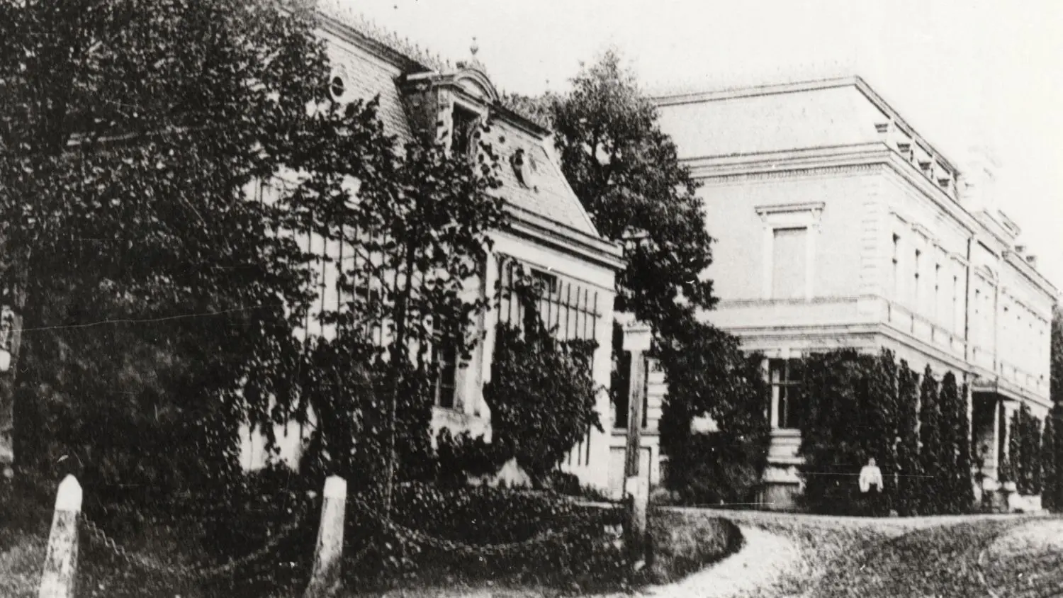 Herrenhaus Cöthen: Torhaus und Herrenhaus waren in den 1940er Jahren mit Rosen umrankt, die wunderbar geduftet haben, erinnert sich eine Zeitzeugin, die nach dem Krieg dort mit der Familie als Kind gewohnt hat.