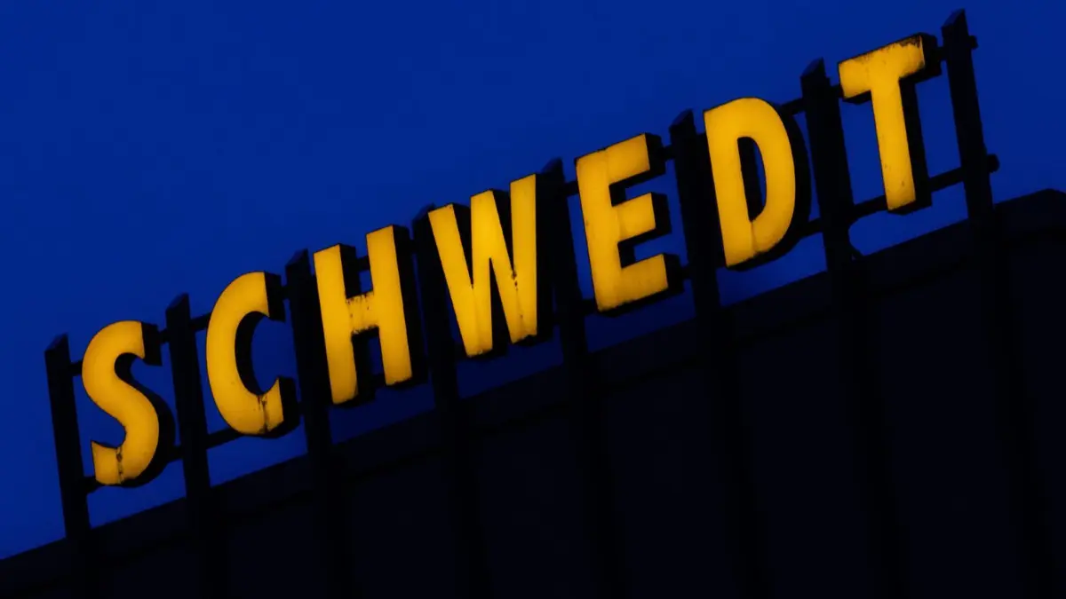 Wie attraktiv ist der Wirtschaftsstandort Schwedt?
Schriftzug Schwedt
Schwedt steht in beleuchteten Buchstaben auf dem Wohnblock an der Grenzstraße