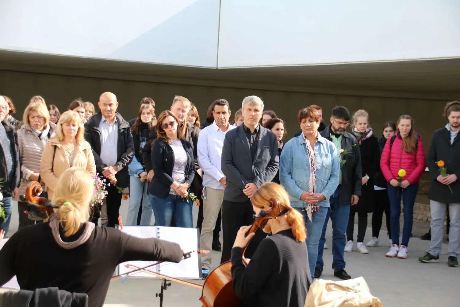 Gemeinsamens Erinnern mit Schülerinnen und Schülern in der Gedenkstätte Sachsenhausen