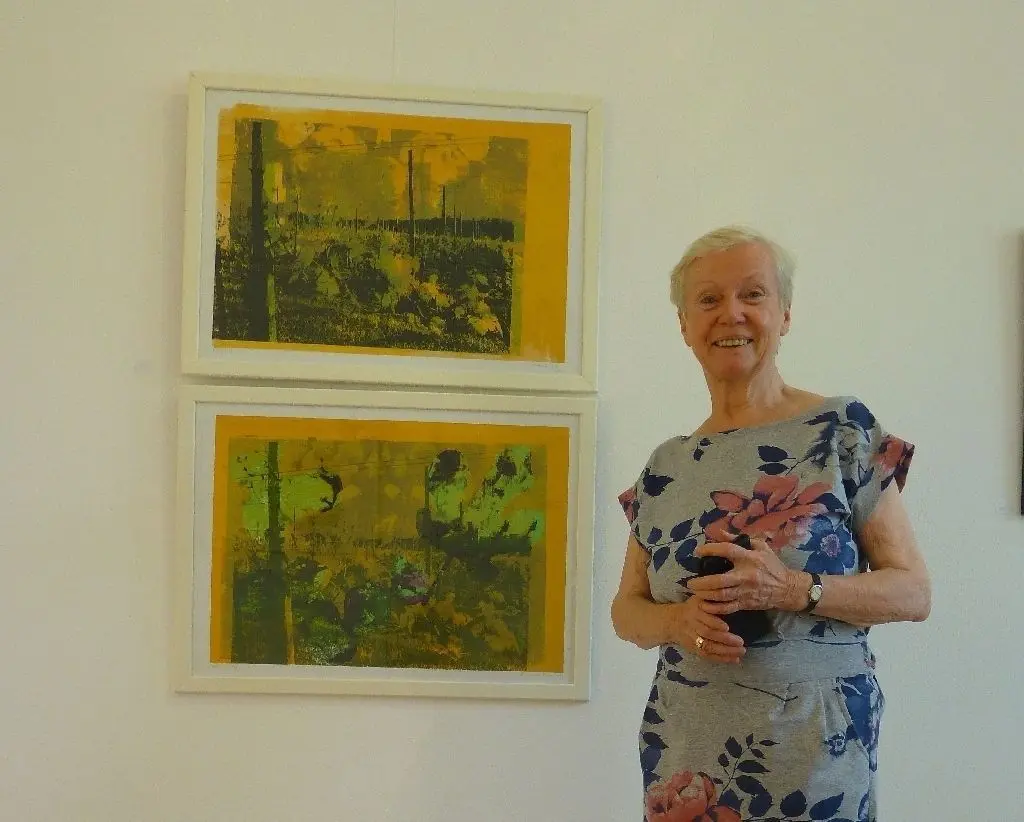 Zeigt im Bad Saarower Bahnhof Siebdrucke: Monika Arlt. Einige Werke der Künstlerin aus Berlin wurden während der Ausstellung bereits verkauft.