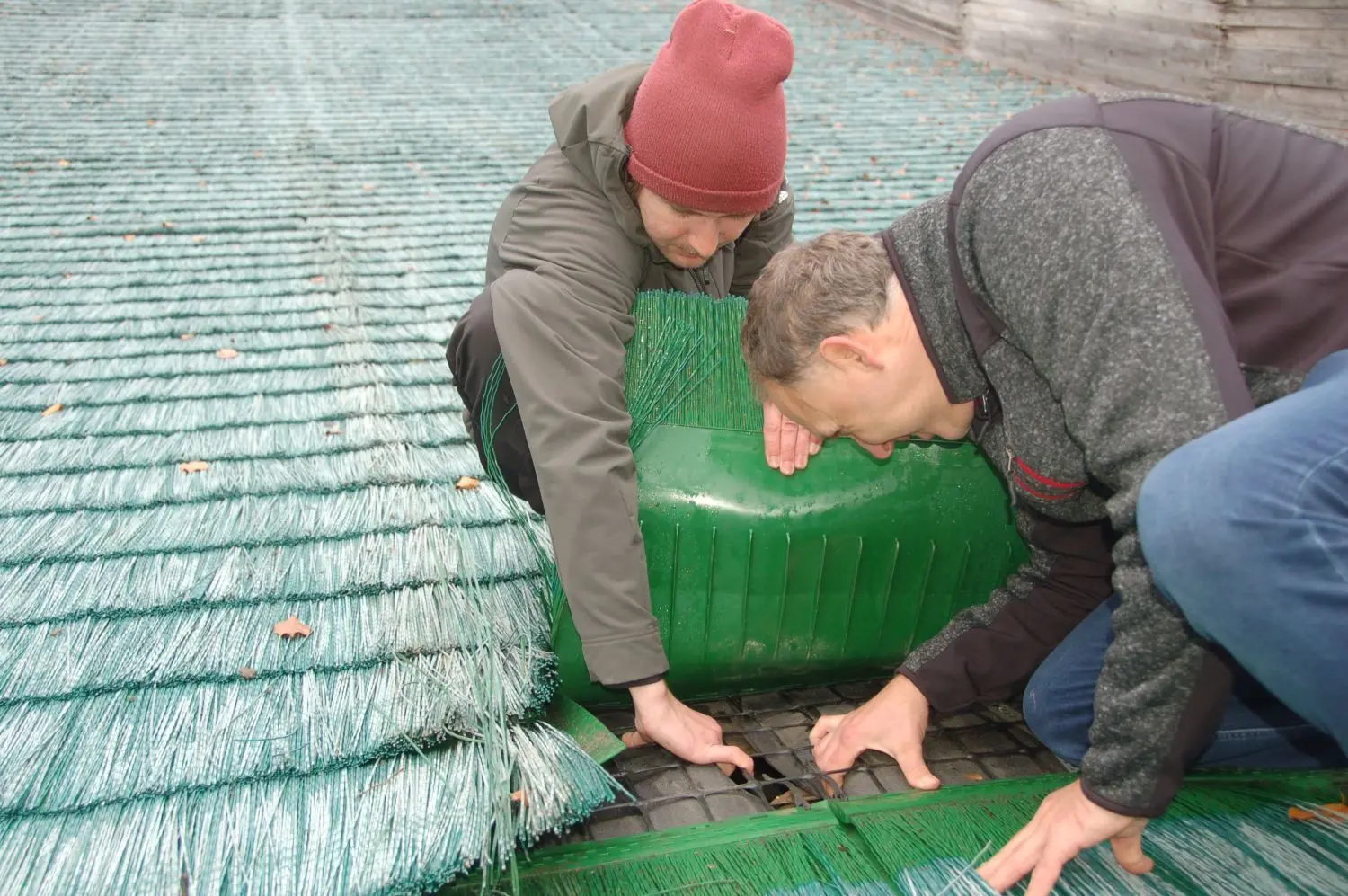 DSV-Trainer Stefan Wiedmann (l.) und Schanzenwart Jens Schröter des Wintersportvereins 1923 Bad Freienwalde begutachten den Schaden, den Unbekannte mit einem Auto an der 60-Meter-Schanze in Bad Freienwalde angerichtet haben.